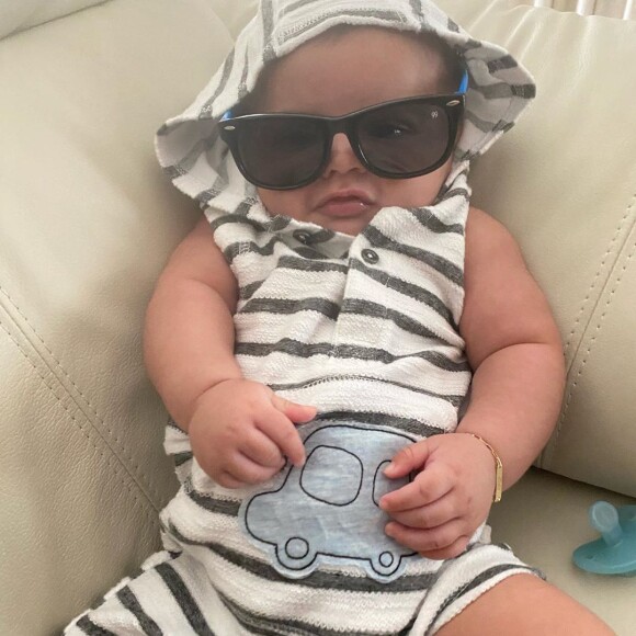 Filho de Marília Mendonça, Léo rouba a cena com looks divertidos na rede social da cantora