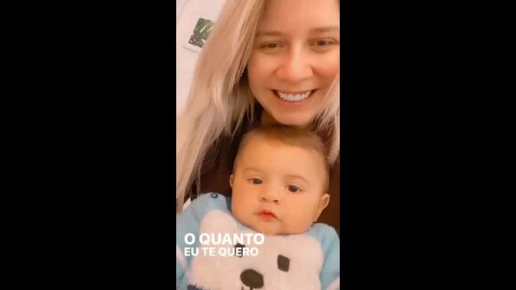 Vídeo: Marília Mendonça se derrete ao cantar para o filho com look de frio divertido