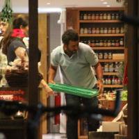 Marcos Palmeira trabalha e atende clientes em sua loja de alimentos orgânicos