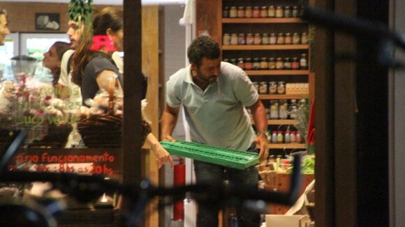 Marcos Palmeira trabalha e atende clientes em sua loja de alimentos orgânicos