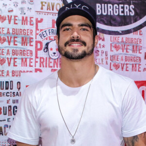 Caio Castro mostra casa em fotos