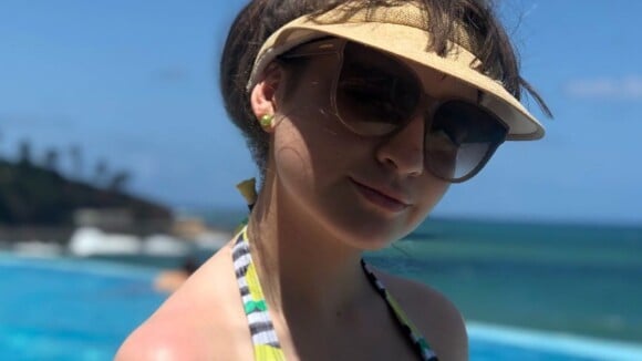 Sophia Valverde relembra foto na praia e desabafa sobre quarentena: 'Saudades'
