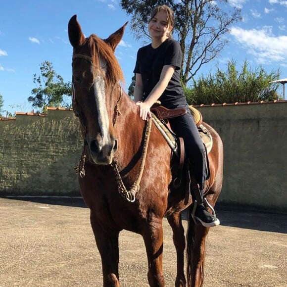 Na quarentena, Sophia Valverde exibe foto ao ar-livre