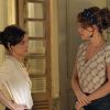 Cora (Drica Moraes) fica irritada ao ouvir Cristina (Leandra Leal) dizer que não vai deixar de trabalhar no camelódromo, em 'Império'