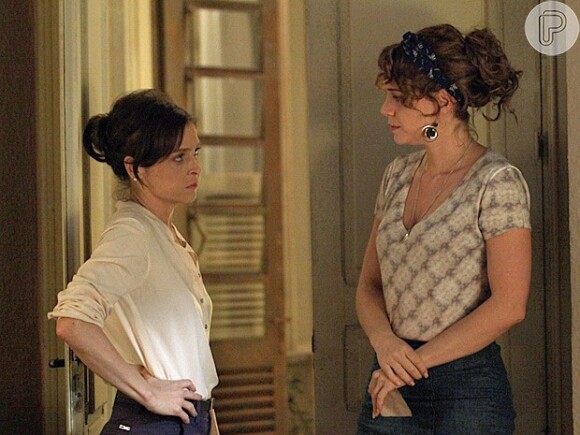 Cora (Drica Moraes) fica irritada ao ouvir Cristina (Leandra Leal) dizer que não vai deixar de trabalhar no camelódromo, em 'Império'