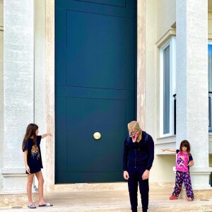 Tamanho da porta da casa de Rodrigo Faro impressionou a web: 'Gigante!'