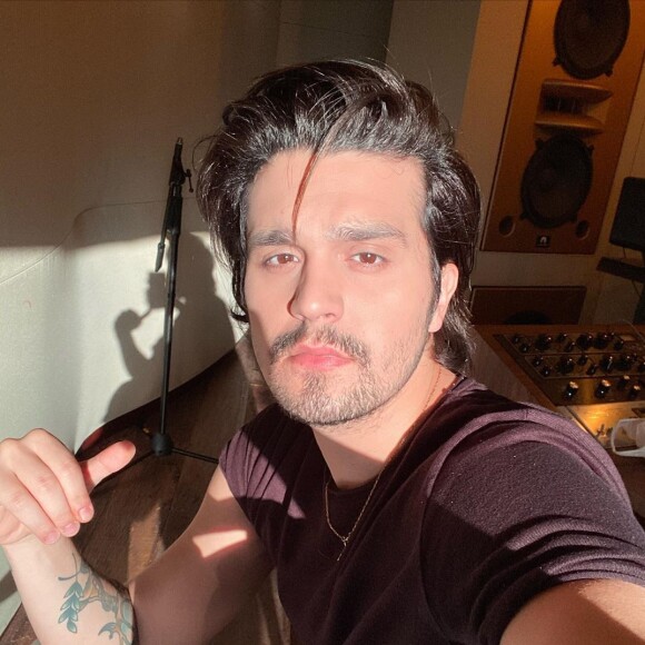 Internauta fez comentário ousado em foto de Luan Santana e cantor respondeu