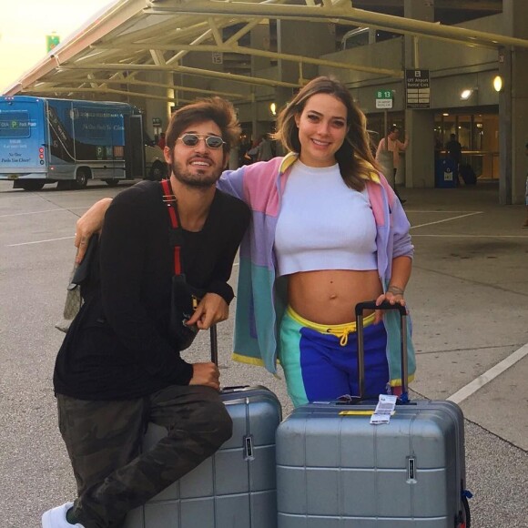 Vinicius Martinez faz tatuagem para Carol Dantas