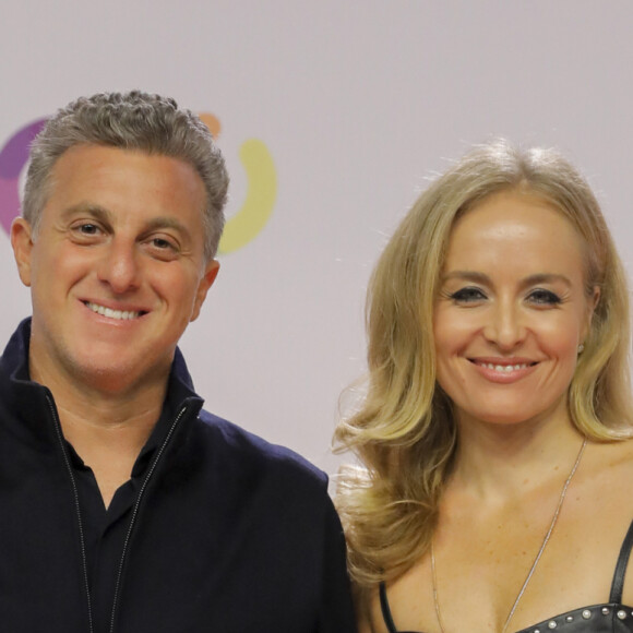 Luciano Huck agiu com bom humor ao ter dedo cortado pela mulher, Angélica, ao aparar o cabelo: 'Acidente de percurso'