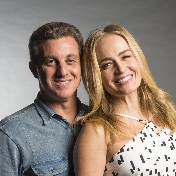 Angélica voltou a cortar o cabelo do marido, Luciano Huck, mas dessa vez atingiu o dedo dele