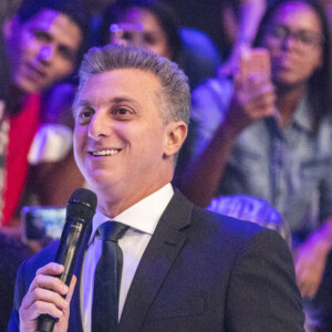 Luciano Huck reagiu com bom humor ao ter dedo cortado pelo menos duas vezes pela mulher, Angélica, durante corte de cabelo