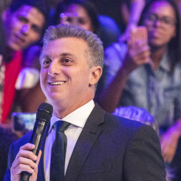 Luciano Huck reagiu com bom humor ao ter dedo cortado pelo menos duas vezes pela mulher, Angélica, durante corte de cabelo