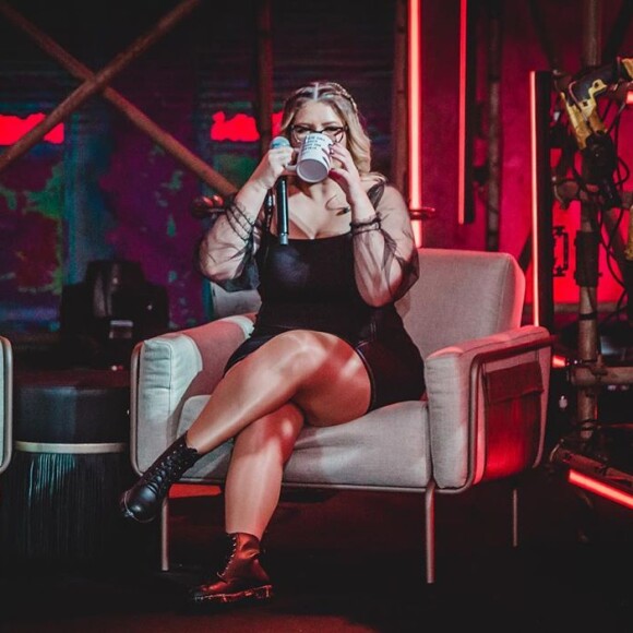 Marília Mendonça canta música e garante ser fiel