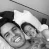Marina Ruy Barbosa postou selfie fofa com Xandinho Negrão na cama