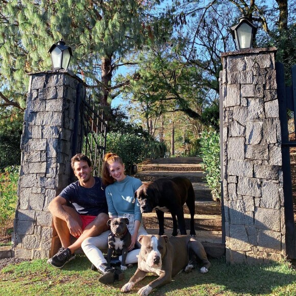 Marina Ruy Barbosa posta foto na natureza e próxima aos seus pets na quarentena