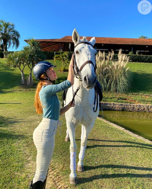 Marina Ruy Barbosa posa andando a cavalo na quarentena