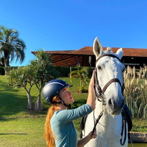 Marina Ruy Barbosa posa andando a cavalo na quarentena