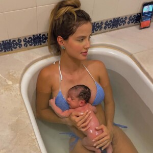 Biah Rodrigues revelou um truque que usa para tirar fotos quando está sozinha com o filho: 'Tentando'