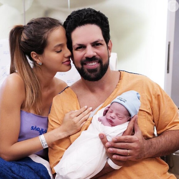 Biah Rodrigues entrega bastidor curioso de foto com filho, Theo: 'Tentando'