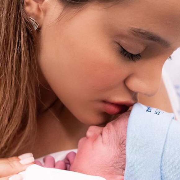 Biah Rodrigues entrega bastidor curioso de foto com filho, Theo. Veja vídeo postado nesta sexta-feira, dia 19 de junho de 2020