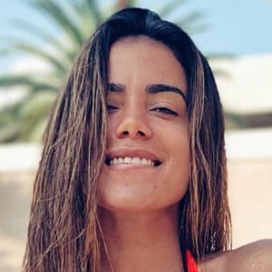 Anitta aposta em biquíni cavado para treino em live com personal, em 20 de junho de 2020