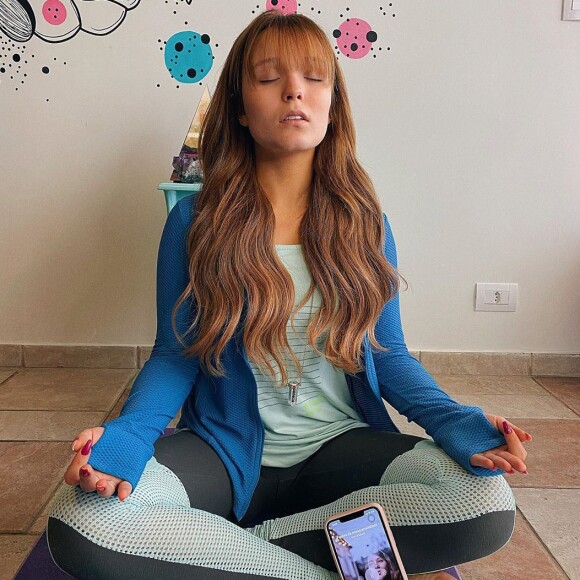 Larissa Manoela pratica meditação guiada na quarentena: 'Tenho pensando muito no meu eu, nesse autoconhecimento, cuidando do meu corpo e da minha mente e do meu espírito'
