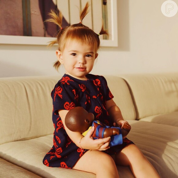 Zoe, filha de Sabrina Sato, encanta seguidores da artista em foto com boneco