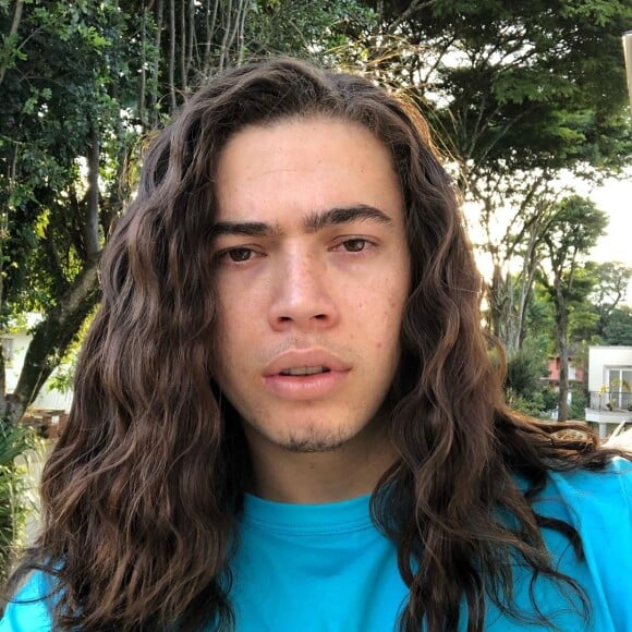 Whindersson Nunes tem mostrado o cabelo sem alisamento na web