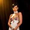 Rihanna usa look revelador do estilista Tom Ford no baile da gala da amfAR, em Los Angeles, em 29 de outubro de 2014