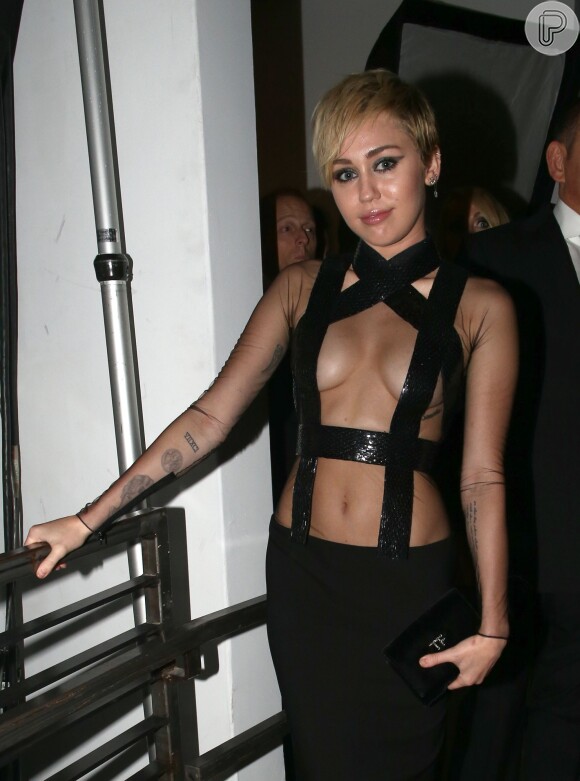 Miley Cyrus exibiu a boa forma e as tatuagens em look de Tom Ford