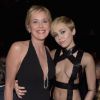 Miley Cyrus deixou grande parte do corpo à mostra com um look super vazado do estilista Tom Ford