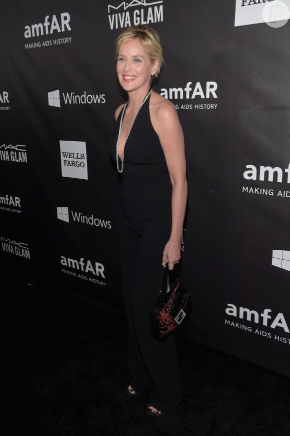 Sharon Stone prestigia baile da amfAR, em Los Angeles, com vestido preto básico