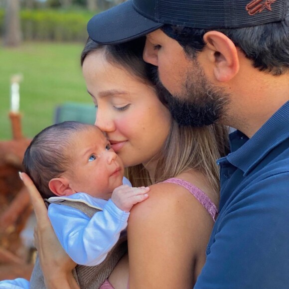 Sorocaba passeou em sua fazenda na companhia da mulher, Biah Rodrigues, e do filho, Theo