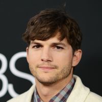 Ashton Kutcher diz que experiência com filhas de Demi Moore o ajudou a ser pai