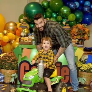 Gusttavo Lima posa com Gabriel em carrinho durante festa