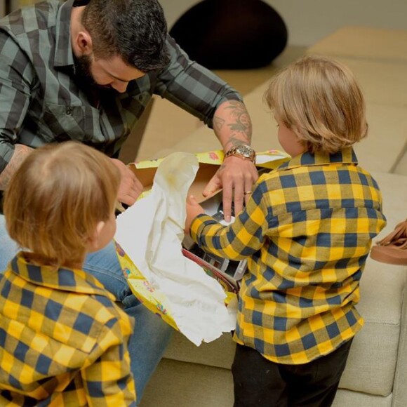 Gusttavo Lima abre presentes com os filhos em festa de Gabriel