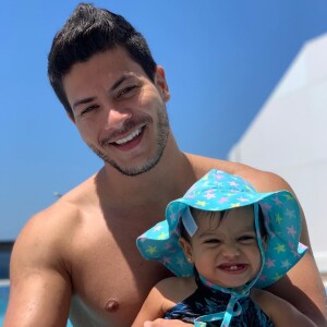 Arthur Aguiar visitou filha, Sophia, fruto da relação com Mayra Cardi, nesta terça-feira, 30 de junho de 2020