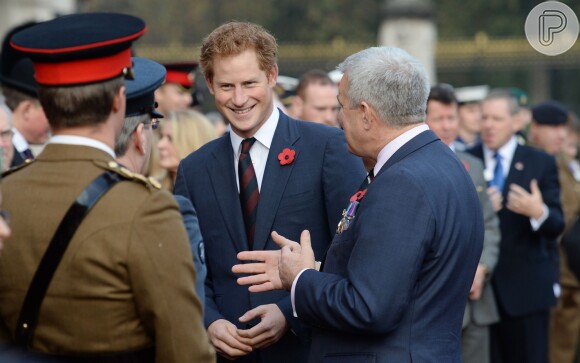 Príncipe Harry bateu papo com militares no London Poppy's Day