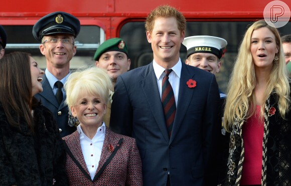 Príncipe Harry teve a companiha de Barbara Windsor durante o passeio de ônibus em Londres