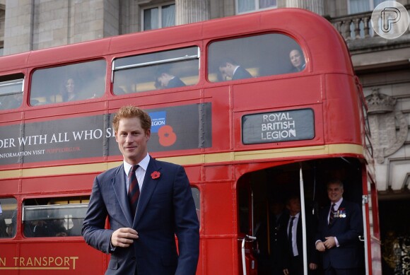 Príncipe Harry esbanjou simpatia durante o London Poppy's Day. Neto da Rainha Elizabeth II marcou presença no evento que buscar angariar fundos para as Forças Armadas da Inglaterra