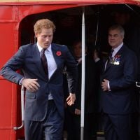 Príncipe Harry anda de ônibus com a atriz Barbara Windsor no Londres Poppy Day
