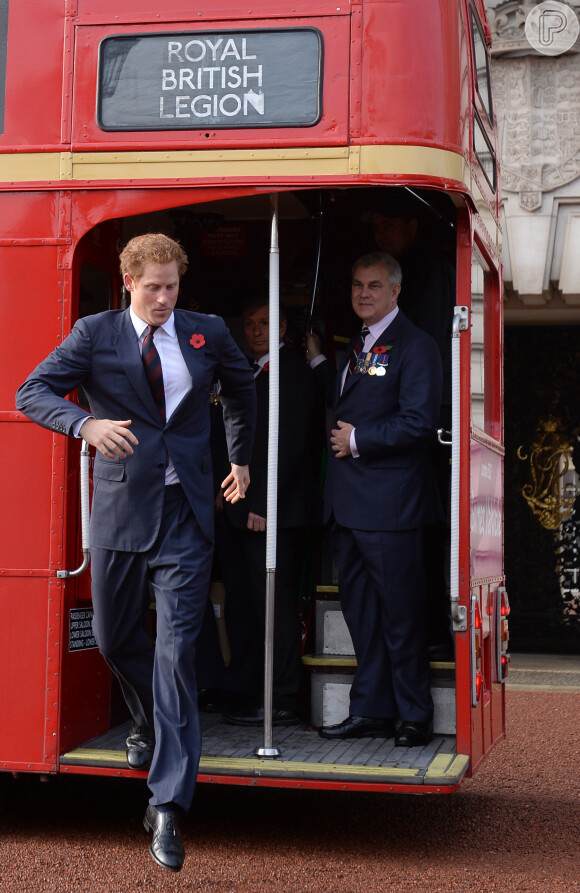 Príncipe Harry anda de ônibus no London's Poppy Day nesta quinta-feira, 30 de outubro de 2014