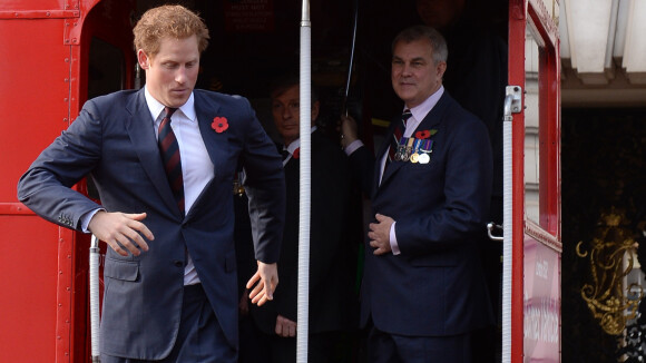 Príncipe Harry anda de ônibus com a atriz Barbara Windsor no Londres Poppy Day