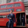 Príncipe Harry anda de ônibus no London's Poppy Day