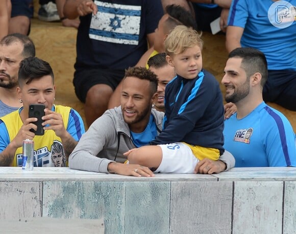 Neymar fez cosquinha no filho, Davi Lucca, em vídeo divertido no TikTok
