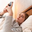Dormir com o celular prejudica a produção de melatonina, responsável pelo sono