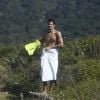 Enzo Celulari exibe físico sarado ao ser flagrado em dia de surfe em praia do Rio de Janeiro