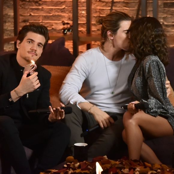 Munik Nunes beija namorado, Caio César, e o cunhado, Breno, brinca de 'vela' do casal