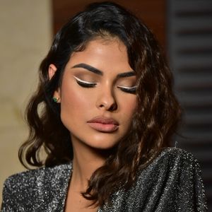 Munik Nunes adota maquiagem com delineado branco, uma produção do make-up artist Leandro Rodaluge