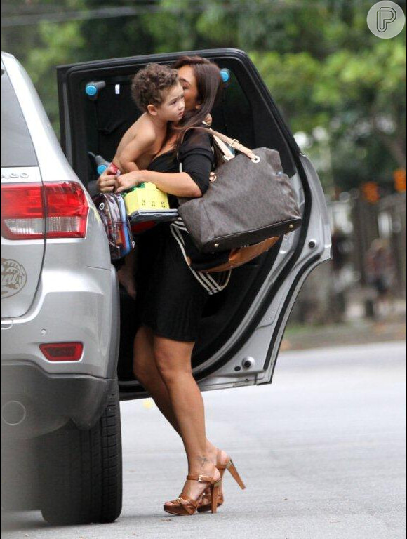 Daniele Suzuki busca o filho na casa do ex-marido, o empresário Fábio Novaes, na Barra da Tijuca, na zona oeste do Rio de Janeiro e ganha um beijo no rosto do rapaz, em 28 de fevereiro de 2013